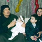 Муаммар Каддафи с внучкой, которую натовцы убили 30 апреля