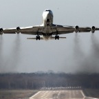 24 marta. Samolet E 3A AWACS vzletaet s bazy
