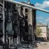 Украина проигрывает войну: теперь это доходит и до жирафов (Разрушенные здания на перекрестке проспекта Мира и Греческой улицы в центре Мариуполя) Разрушенные здания н…