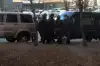 При нападении на хабаровское УФСБ погибли двое, еще один ранен (Сотрудники спецслужб на месте нападения на УФСБ | Фото: dvnovosti.ru) Сотрудники спецслужб…