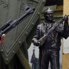 Ошеломительный успех автомата АК-47 во всем мире (Модель памятника Михаилу Калашникову российского скульптора Салавата Щербакова в Москве | © AFP 2017…) Модель памятника Мих…