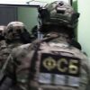 В столице задержали вероятного сообщника петербургского террориста-смертника (Сотрудники ФСБ РФ во время спецоперации. Архивное фото) Сотрудники ФСБ РФ во…