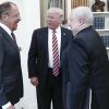 Как русский фотограф перехитрил Дональда Трампа (Министр иностранных дел России Сергей Лавров, президент США Дональд Трамп и посол Сергей Кисляк во в…) Министр иностранных …