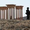 ИГИЛ и США - разрушители музеев (Военнослужащий РФ в исторической части Пальмиры | © РИА Новости, Максим Блинов) Военнослужащий РФ в …