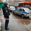 Стрелок с 'Меньшевика': Жертва рейдерского захвата сам стал убийцей (На фото: сотрудник полиции на территории фабрики Меньшевик в Москве, где в результате стрельбы погиб…) На фото: сотрудник п…
