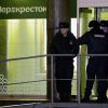Путин назвал взрыв в Петербурге терактом (Сотрудники полиции у входа в магазин Перекресток в Санкт-Петербурге, где произошел взрыв. 27 декабря 2017) Сотрудники полиции у…