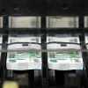 Было наше, станет ваше. Рубль готовят к мировой экспансии (Нарезка денежных купюр на фабрике Гознак) Нарезка денежных куп…