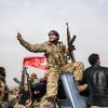 Турция предлагает Пентагону капитулировать (Боец сирийской оппозиции фотографирует колонну турецких солдат около сирийской границы. Архивное фото) Боец сирийской оппоз…