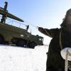 'Искандеры' под Калининградом 'махнут крылом' Варшаве и Вильнюсу (На фото: военнослужащие во время развертывания и загрузки квазибаллистических ракет оперативно-такти…) На фото: военнослужа…