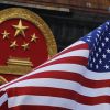 Китай заставит США передумать ломать Россию (Флаг США на фоне эмблемы Китая в Пекине. Архивное фото) Флаг США на фоне эмб…