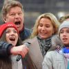 Как британские СМИ искали одного 'барана' среди тысяч сторонников Путина (Фигуристки Евгений Медведева и Алина Загитова, спортивный комментатор Дмитрий Губерниеви и тренер Эт…) Фигуристки Евгений М…