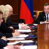Дмитрий Медведев вновь исполнил 'старые песни о главном' (На фото: премьер-министр РФ Дмитрий Медведев (справа) во время заседания (Фото: Екатерина Штукина/пр…) На фото: премьер-мин…