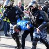 Сторонников свободных выборов с прогулки подвезли автозаки