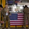 Жировая прослойка: американские моряки застревают на кораблях в люках (На фото: американские военные заказывают еду на перевозной платформе авиабазы (Фото: AP/TASS)) На фото: американски…