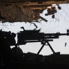 NI: Украина может втянуть Америку в мировую войну с Россией (Ополченец стреляет по позициям украинских военных из руин Донецкого аэропорта, июнь 2015 года | © AP…) Ополченец стреляет п…