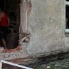 'Зачем нам этот Донбасс': на Украине предлагают отсечь опасный регион (Жители Донецка возле дома после обстрела со стороны украинских силовиков | © РИА Новости / Сергей Аверин) Жители Донецка возле…