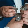 Sohu: как 'воинственный народ' бросил пить (Люди пьют водку | © Depositphotos, Ashtray25) Люди пьют водку | © …