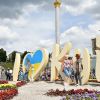 Раскрыт секрет феноменального роста экономики Украины (Люди фотографируются у инсталляции в Киеве во время празднования Дня города | © РИА Новости / Стрингер) Люди фотографируются…