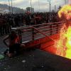 Зачем рука Москвы разрушила метро в Сантьяго (Пожар у входа в метрополитен Сантьяго | © REUTERS / Henry Romero) Пожар у входа в метр…