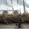 Китай обманул ожидания борцов с потеплением. Нам это выгодно (Мужчина проезжает мимо угольной электростанции Shanghai Waigaoqiao Power Generator Company в Шанхае,…) Мужчина проезжает ми…