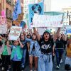 Взгляд извне на зеленое безумие (Активисты участвуют в студенческом марше по изменению климата в Лос-Анджелесе, 1 ноября 2019 года | …) Активисты участвуют …