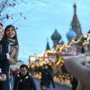 Запад подводит итоги 'года Путина': что может остановить Россию (Девушки фотографируются на Красной площади в Москве | © РИА Новости / Максим Блинов) Девушки фотографирую…