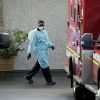 'Мы его теряем': коронавирус угрожает доллару и рынкам США (Медицинский работник у клиники в Киркленде, США | © REUTERS / David Ryder) Медицинский работник…