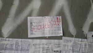 Стена позора против высоких тарифов ЖКХ в Днепре Фото из соцсетей Стена позора против …