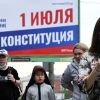 Чью диктатуру готовят поправки в Конституцию (Прохожие около баннера, информирующего об общероссийском голосовании по поправкам в Конституцию РФ, …) Прохожие около банне…