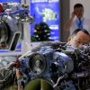 США не дают украинскому авиастроению сбежать в Китай (Мужчина рассматривает двигатель вертолета, разработанный компанией Мотор Сич, представленный на выст…) Мужчина рассматривае…