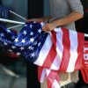 Битва за Америку началась по-настоящему (Женщина несет свернутый флаг США в Норвуде, США | © AP Photo / Aaron Doster) Женщина несет сверну…