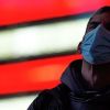 Клинтон публикует план Америки для мира: хорошая новость для России (Прохожий наблюдает за подведением итогов голосования на президентских выборах в Нью-Йорке, США) Прохожий наблюдает з…