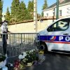 Макрон: санкции — для России, беззащитность — для французов (Место убийства сотрудницы комиссариата во французском Рамбуйе | © AFP 2021 / Bertrand Guay) Место убийства сотру…