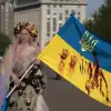 Как национальная трагедия перерастает в национальную катастрофу. Украинские эксперты в растерянности (© AP / Gemunu Amarasinghe / девушка украинка флаг украины с кровь отпечатки руки противогазы перед Б…) © AP / Gemunu Amaras…