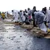 Как волонтёры спасают черноморский берег от мазута (Как волонтёры спасают черноморский берег от мазута) Как волонтёры спасаю…