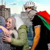 Началось. В Газе приступили к обмену заложниками и политзаключенными (© Украина.ру / Коллаж: Сектор Газа, обмен заключенными) © Украина.ру / Колла…