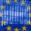 Евросоюз готовится к торговой войне с США (Отражение флага Евросоюза на фоне здания в Брюсселе. Архивное фото) Отражение флага Евро…