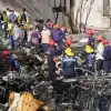 Трагедия в Индии: Boeing с 230 пассажирами на борту врезался в столовую, когда там обедали студенты-медики (На месте крушения пассажирского самолета в городе Ахмадабад в Индии | © AP Photo / Ajit Solanki) На месте крушения па…