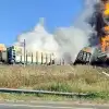 В Смоленской области сошли с рельсов 18 вагонов с топливом (Фото : МЧС РФ / Поезд столкнулся с грузовиком в Смоленской области) Фото : МЧС РФ / Поез…