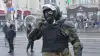 Почему украинцы так живо отозвались на протесты в Москве и Минске? (Сотрудник правоохранительных органов на улиц Минска во время несанкционированной акции оппозиции. Ар…) Сотрудник правоохран…