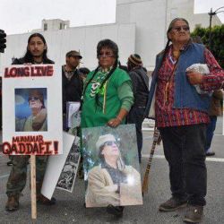 Индейцы США отдают дань уважения Муаммару Каддафи Индейцы США отдают д…