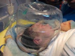 Ливия Бутылки для воды на лицах их детей,из за отсутствия медицинского оборудования Ливия Бутылки для во…