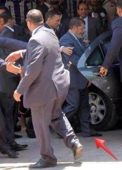 Президент Египта Мохамед Мурси выбежал босиком из мечети в Каире, чтобы сбежать от некоторых из демонстрантов Президент Египта Мох…