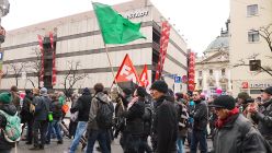 Зелёный флаг на антинатовской демонстрации в Германии Зелёный флаг на анти…