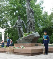 Памятник ВДВ на Суворовской площади Памятник ВДВ на Суво…