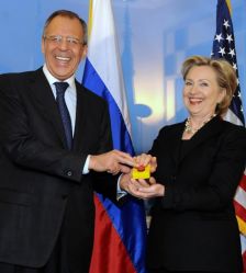 Клинтон преподнесла Лаврову кнопку с надписью “Перегрузка”, предлагая, очевидно, перегрузить планету с нуля, как это уже было последний раз после Атлантиды Клинтон преподнесла …