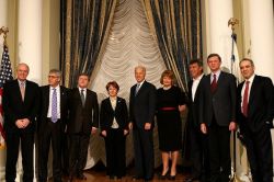 10 марта 2011 года. Посольство США
Слева направо: Джон Байерли (посол США в РФ), Леонид Гозман ("Правое дело"), Григорий Явлинский ("Яблоко"), Оксана Дмитриева (СР), Джозеф Байден (вице-президент США), Нина Останина (КПРФ), Борис Немцов, Владимир Рыжков, Гарри Каспаров. 10 марта 2011 года. …