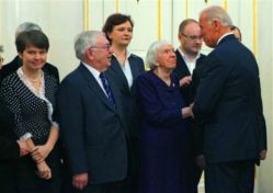 Старые "борцы за справедливость в турьме народов" приехали к Байдену вместе с молодыми "борцами за справедливость в сраной рашке". Всё это одна и та же предательская линия, просто в разных лицах. Старые "борцы з…