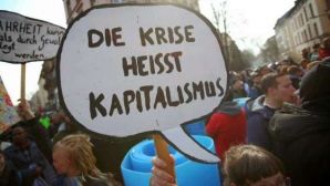 На плакате написано: кризис называется капитализмом. На плакате написано:…