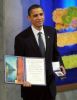 Обмишулились (Фотография президента США Барака Хусейна Обамы, показывающего его Нобелевскую премию мира, 10 декабр…) Фотография президент…